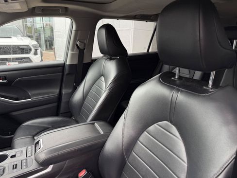 Used 2021 Toyota Highlander XLE AWD/4WD image 12