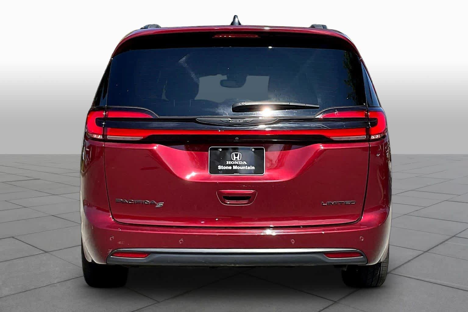 Used 2023 Chrysler Pacifica Limited w/ Uconnect Theater Family Group FWD image 5