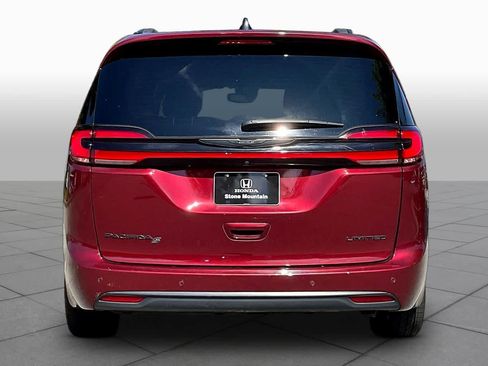 Used 2023 Chrysler Pacifica Limited w/ Uconnect Theater Family Group FWD image 5