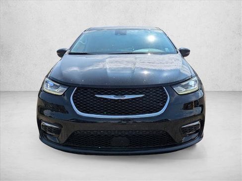 Used 2024 Chrysler Pacifica Limited FWD image 2