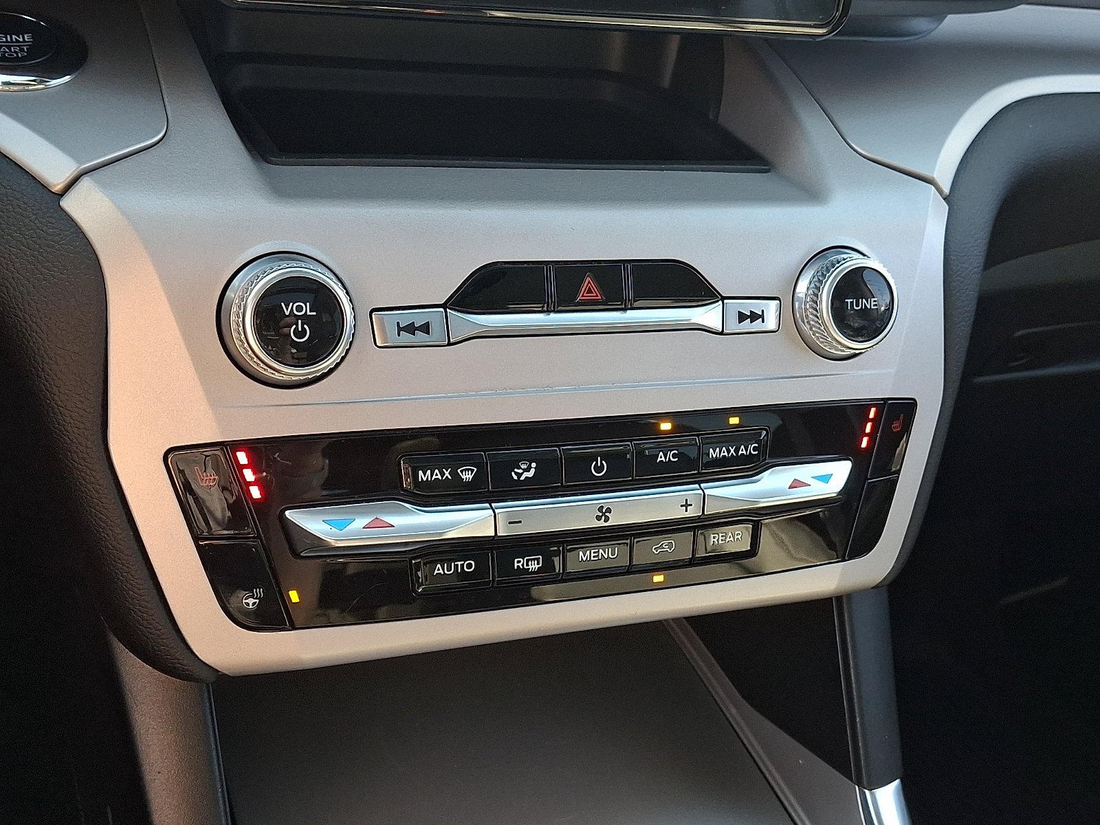 Used 2023 Ford Explorer XLT w/ Equipment Group 202A AWD/4WD image 23