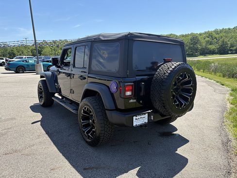 Used 2018 Jeep Wrangler Unlimited Sport S AWD/4WD image 3
