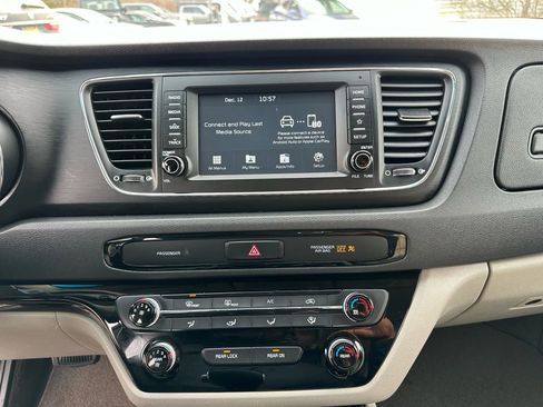 Used 2020 Kia Sedona L image 25