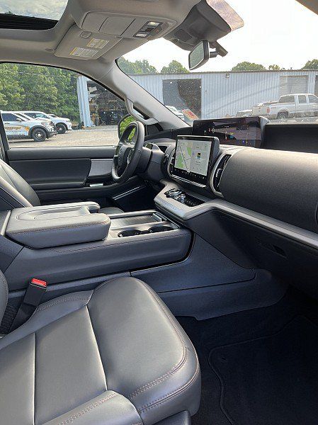 Used 2025 Ford Expedition Active AWD/4WD image 15
