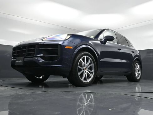 Used 2025 Porsche Cayenne AWD/4WD image 21
