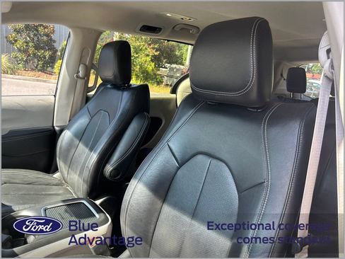 Used 2022 Chrysler Pacifica Touring-L FWD image 11