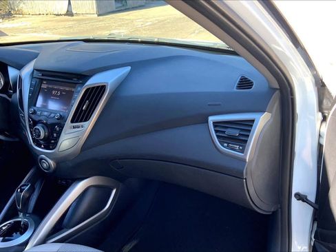 Used 2013 Hyundai Veloster w/ Style Pkg image 17