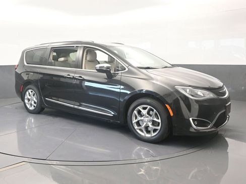 Used 2019 Chrysler Pacifica Limited image 8