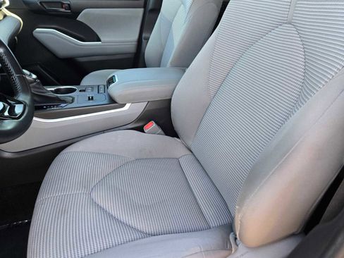 Used 2021 Toyota Highlander LE image 18