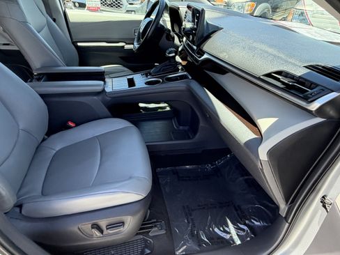 Certified 2024 Toyota Sienna XLE FWD image 10