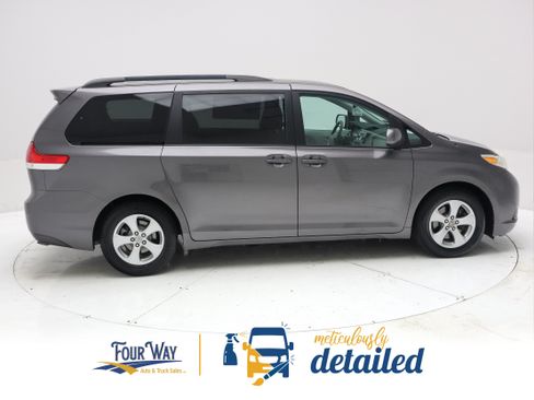 Used 2012 Toyota Sienna LE FWD image 2