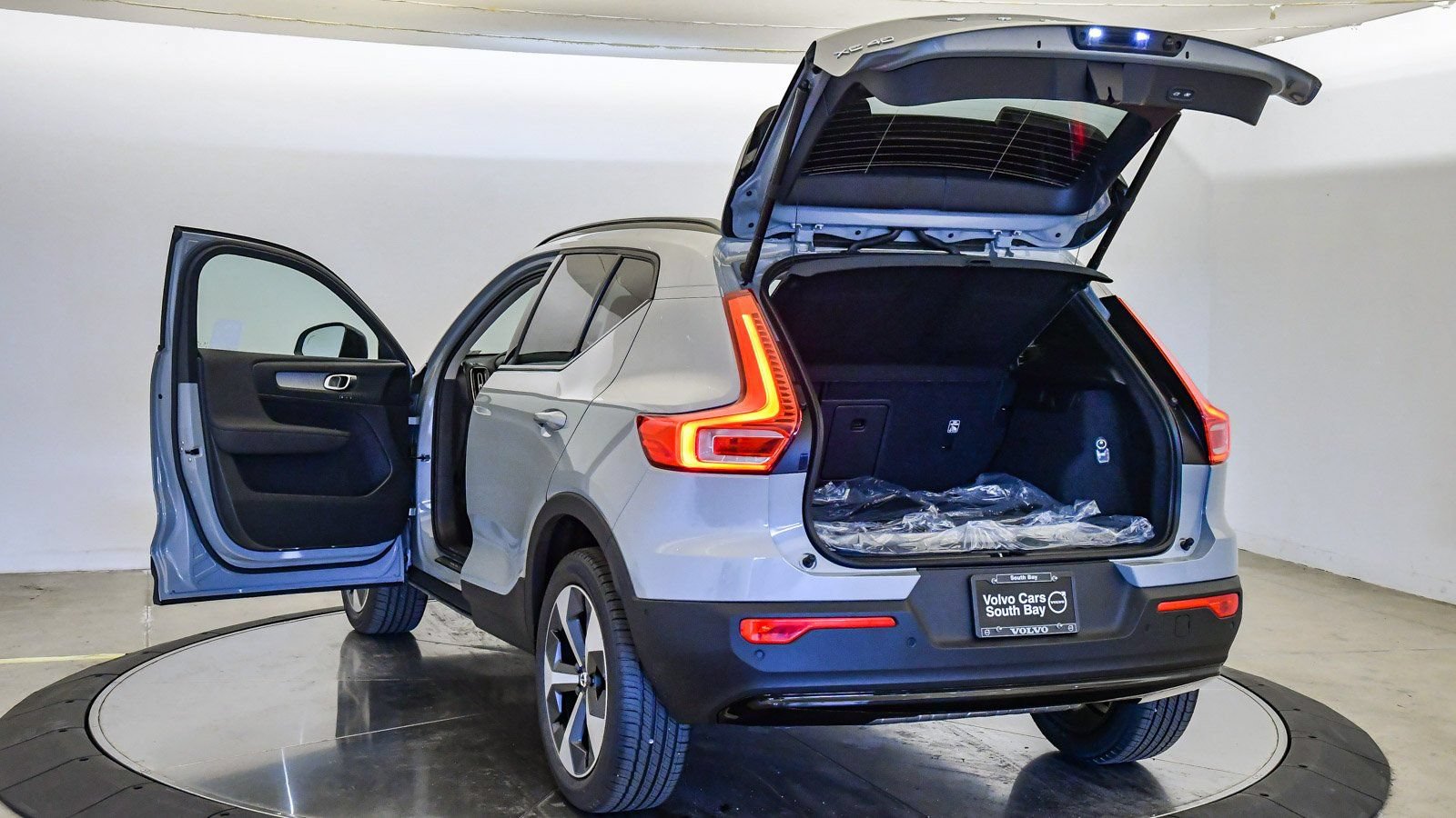 Certified 2026 Volvo XC40 B4 Plus w/ Climate Package FWD image 26