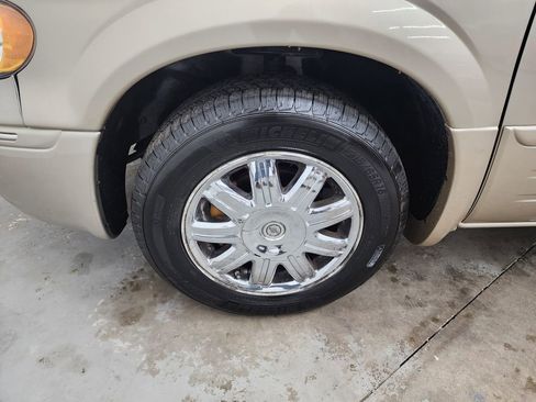 Used 2006 Chrysler Town & Country Limited w/ Trailer Tow Prep Group FWD image 33