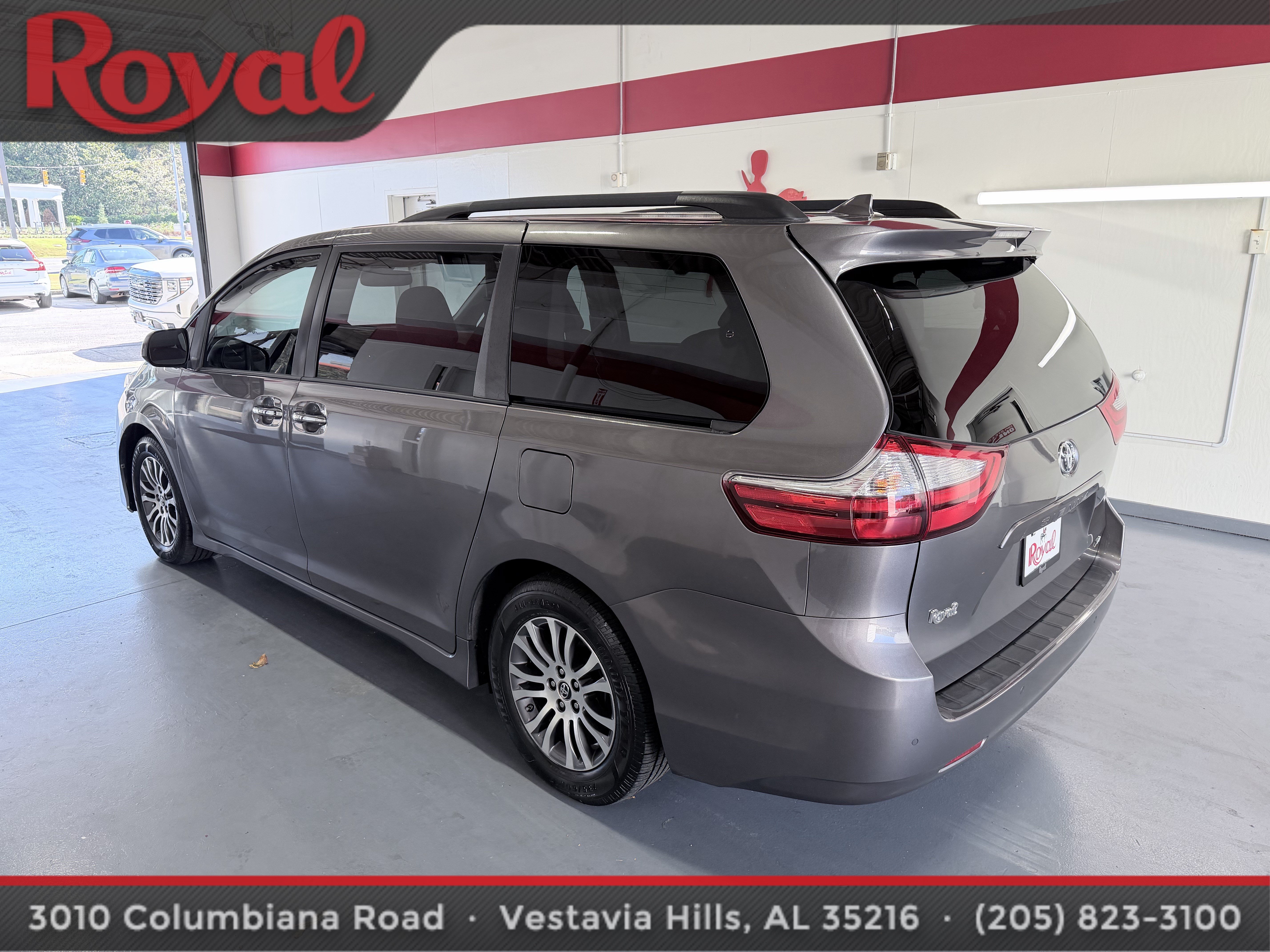 Used 2018 Toyota Sienna XLE w/ XLE Navigation Package FWD image 9