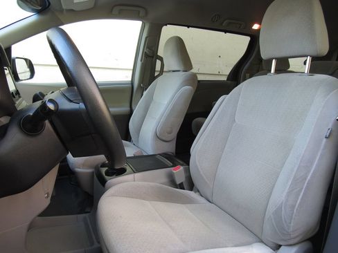Used 2015 Toyota Sienna LE FWD image 11