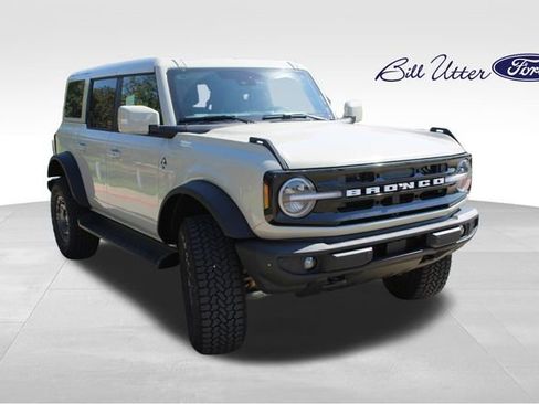 New 2025 Ford Bronco Outer Banks w/ Sasquatch Package image 2
