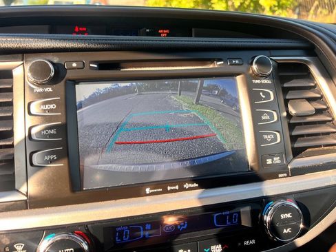 Used 2017 Toyota Highlander XLE image 21