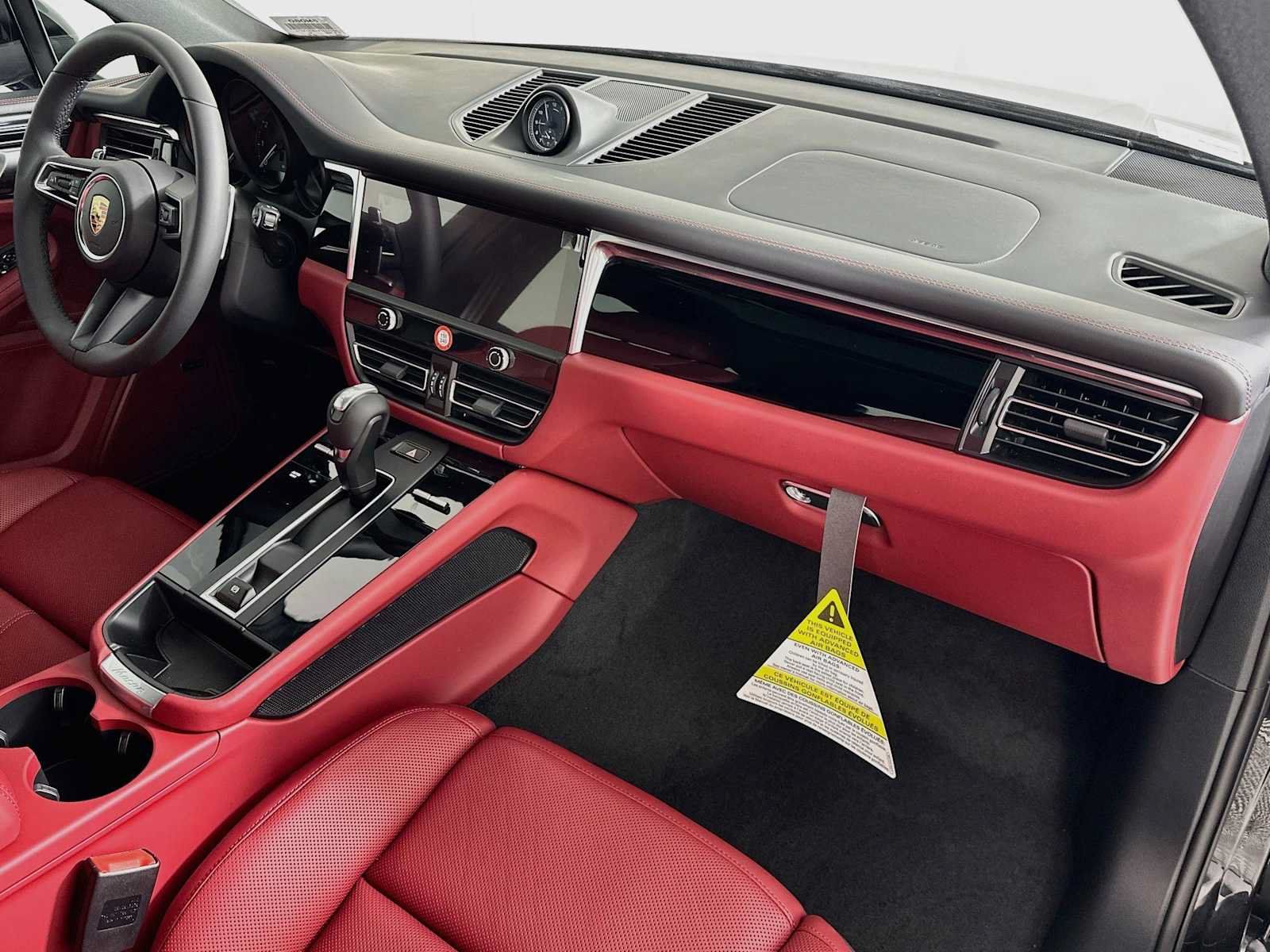 Certified 2025 Porsche Macan AWD/4WD image 30