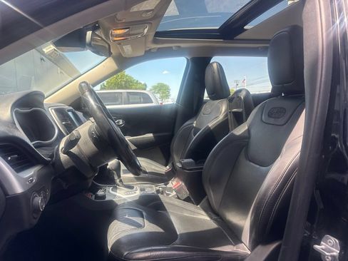 Certified 2018 Jeep Cherokee Overland w/ Technology Group AWD/4WD image 2