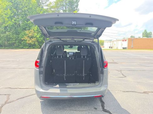 Used 2025 Chrysler Pacifica Select FWD image 11