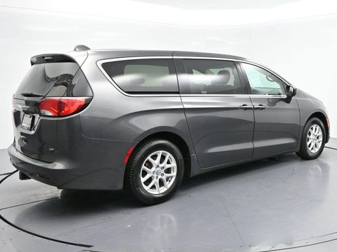 Used 2017 Chrysler Pacifica Touring FWD image 7