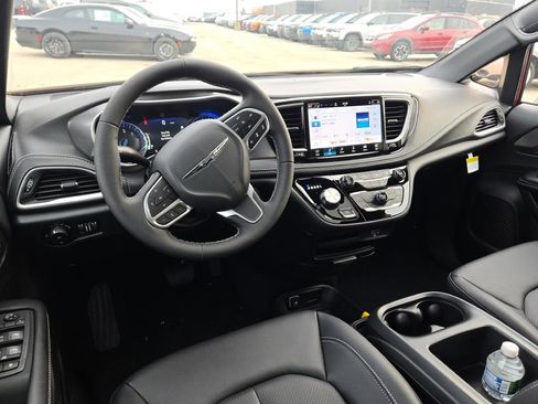 New 2026 Chrysler Pacifica Select AWD/4WD image 2