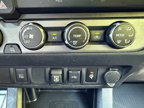 Used 2020 Toyota Tacoma TRD Sport AWD/4WD image 21