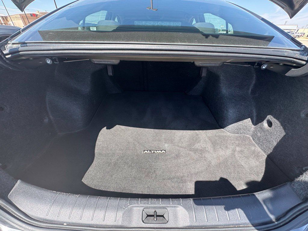 Used 2025 Nissan Altima 2.5 SV FWD image 12