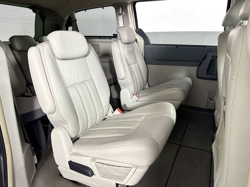 Used 2009 Chrysler Town & Country Touring image 31