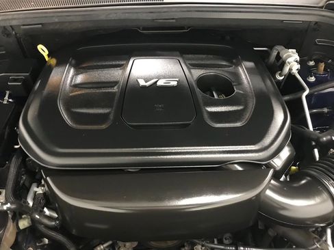 Used 2017 Jeep Grand Cherokee Overland w/ Jeep Active Safety Group image 39