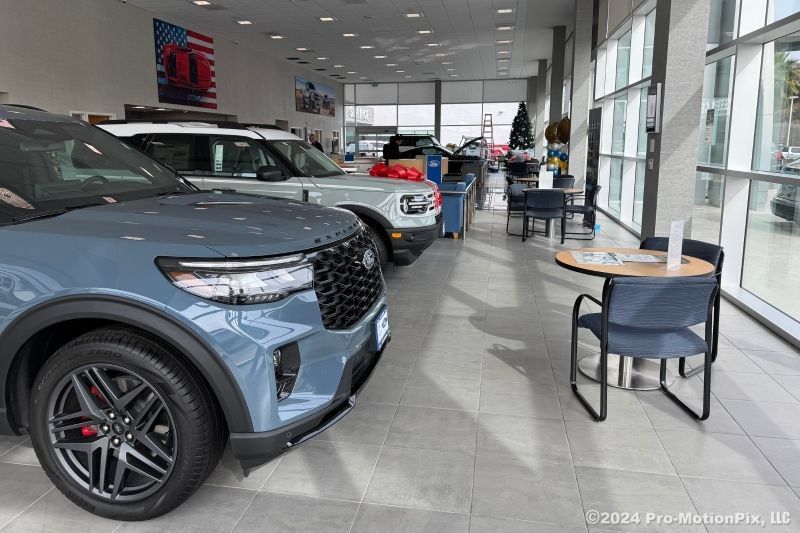 Used 2018 Toyota Highlander Plus w/ Carpet Mat Package (TMS) FWD image 18