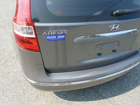 Used 2010 Hyundai Elantra SE FWD image 11
