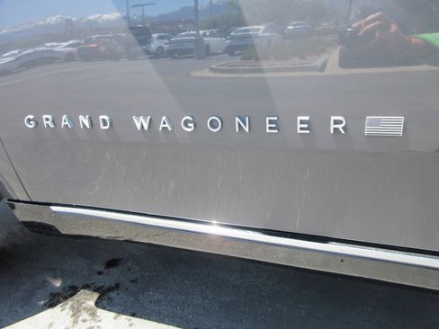 Used 2023 Jeep Grand Wagoneer Series II w/ Premium Group II AWD/4WD image 3