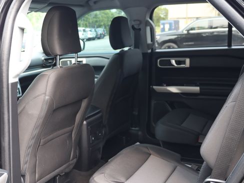 Used 2023 Ford Explorer XLT AWD/4WD image 16