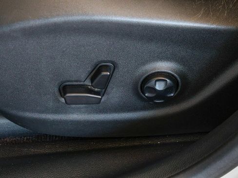 Used 2018 Jeep Cherokee Latitude Plus w/ Comfort/Convenience Group FWD image 10