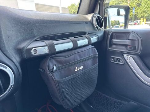 Used 2017 Jeep Wrangler Rubicon w/ Power Convenience Group AWD/4WD image 21