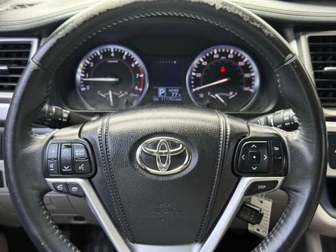 Used 2014 Toyota Highlander Plus FWD image 16