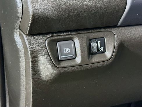 Used 2023 GMC Acadia SLE image 10