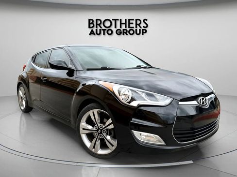 Used 2013 Hyundai Veloster w/ Style Pkg image 2
