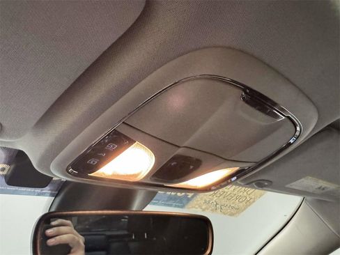 Used 2022 Jeep Cherokee Limited image 24