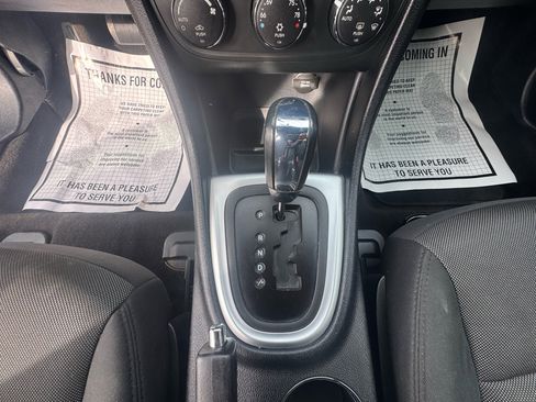 Used 2011 Dodge Avenger Mainstreet image 16