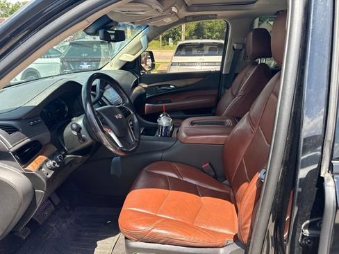 Used 2019 Cadillac Escalade Luxury w/ Escalade Sport Edition AWD/4WD image 12