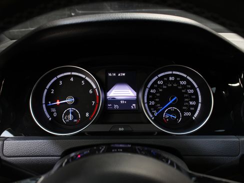 Used 2017 Volkswagen Golf R 4-Door image 40