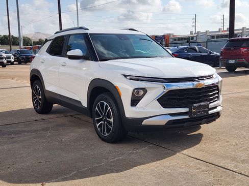 Used 2025 Chevrolet TrailBlazer LT AWD/4WD image 4