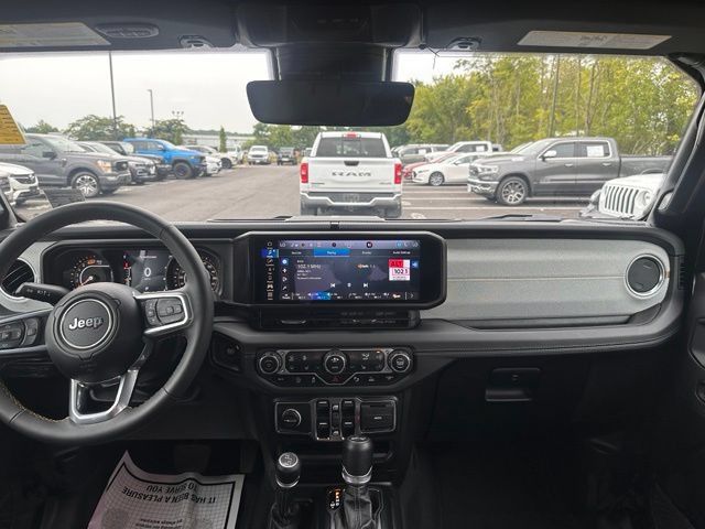 Used 2024 Jeep Wrangler Unlimited Sahara w/ Technology Group AWD/4WD image 21