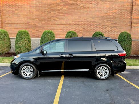 Used 2017 Toyota Sienna XLE w/ XLE Navigation Package FWD image 25
