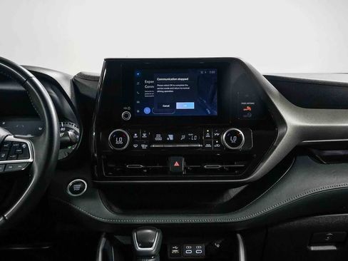 Used 2025 Toyota Highlander LE FWD image 13