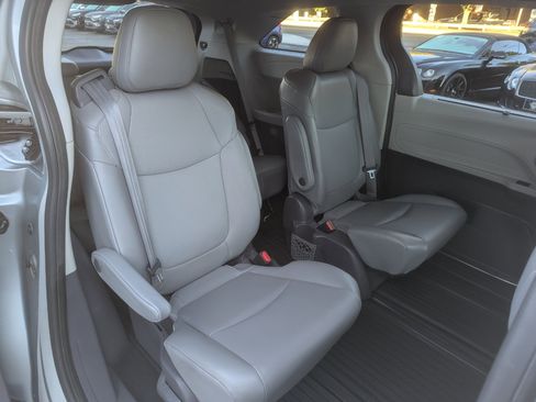 Used 2021 Toyota Sienna XLE image 34