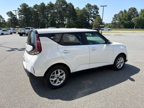Used 2025 Kia Soul LX w/ LX Technology Package FWD image 9