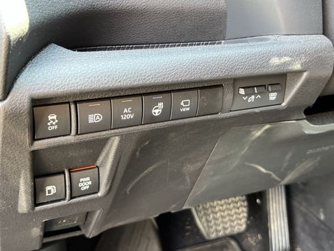 Used 2025 Toyota Sienna Platinum AWD/4WD image 28